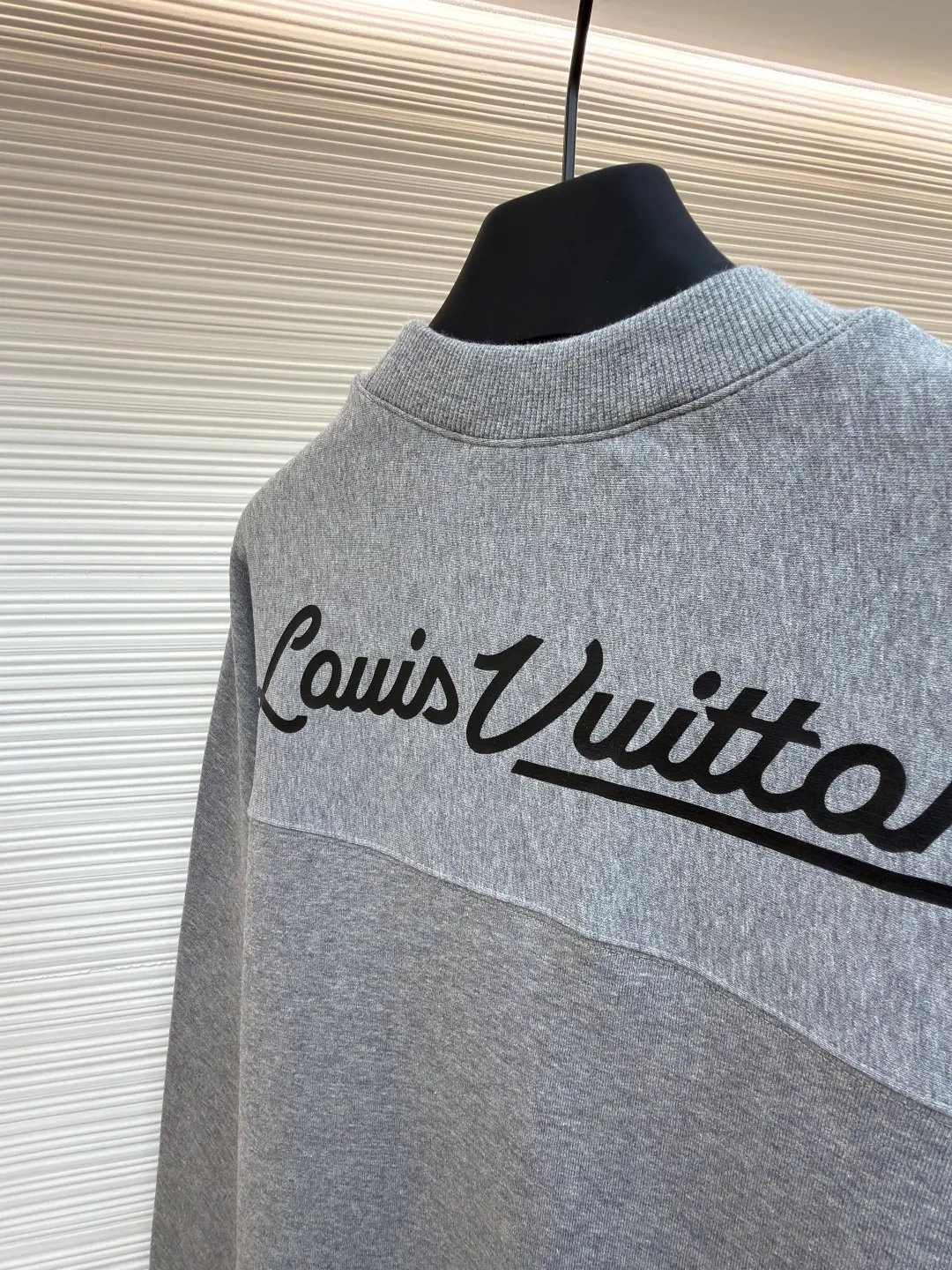 LOUIS VUITTON big heart logo letter print sweatshirt ●Original version: purchased and developed by 6909 ●Item number: 1681806-A75 ●Fabric: cotton fabric ●Technology: printing production ●Color: gray ●Version: fitted version ●Weight: about 545 grams ●Size: S-M-L-XL ●Description: The body is made of 100% cotton fabric, which has been pre-shrunk, making it soft and waxy to the touch and not easily deformed; the round neck uses three-needle hemming technology, and the inside of the collar is lined with rib strips to keep it from becoming loose after long-term wear. The love logo on the chest is printed with environmentally friendly glue. After three times of scraping and high-temperature setting, the pattern is clear and full, and is not easy to crack. The raglan sleeves are edged with the same color binding strip to improve the fit of the shoulders. The hem and cuffs are wide ribbed, with moderate elasticity and washability. The overall stitching is 12 stitches/inch high-density stitching, and the details are overlocked and reinforced to take into account comfort and durability. The overall wiring is straight and delicate, the fabric is comfortable and soft, and the color is consistent without color difference. It can be matched with the same style to create a fashionable look and control various occasions. Customized accessories, complete with three standards, same style for men and women!